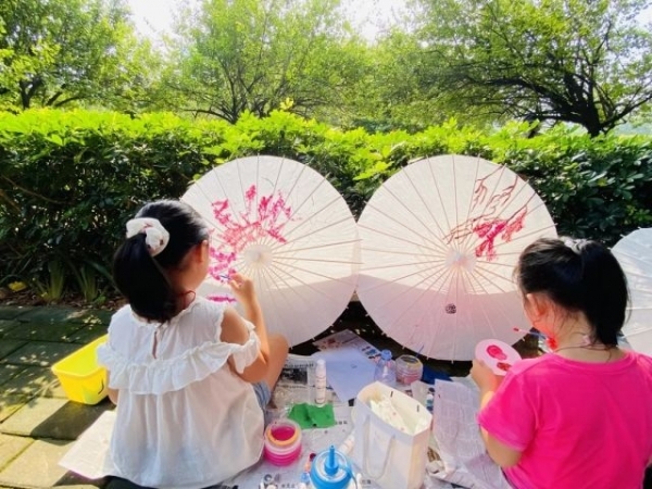 大手牵小手，“绘”出对祖国的祝福