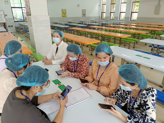 开发区第一小学：家长进校“赴宴”；共享快乐“食”光