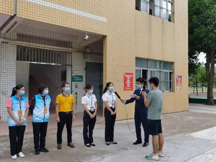 横栏镇“全民投票查餐厅”网络直播来到横栏中学