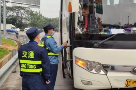 不按规定站点上下客，一客运车辆在坦洲受到处罚