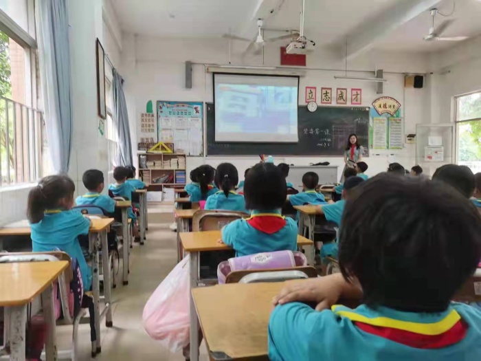 三民学校组织学生观看开学禁毒第一课