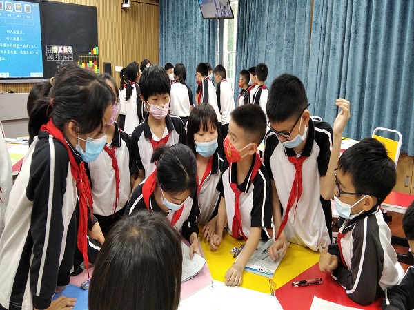 数学课进行小组合作.jpg