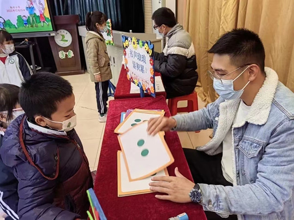 竹娃在自信地答题.jpg