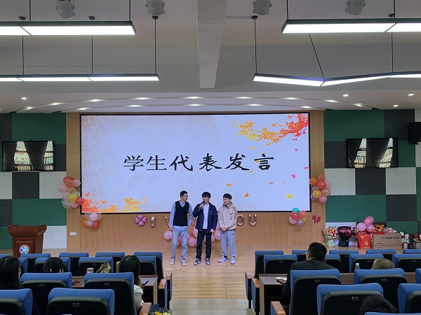 学生代表 修.jpg