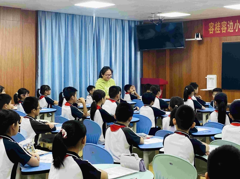 12何贞桃老师赛课照片.jpg