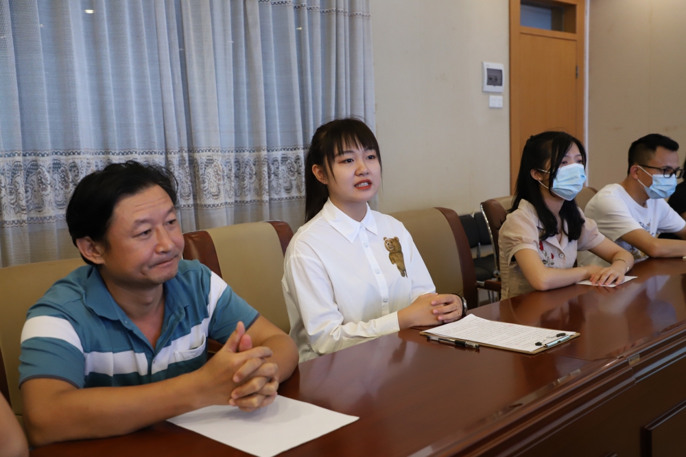 新教师代表发言.jpg