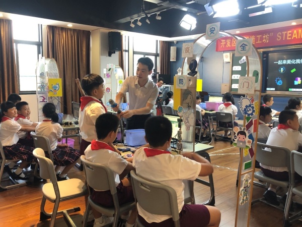 AI课堂助力疫情防护，真实问题驱动课堂学习