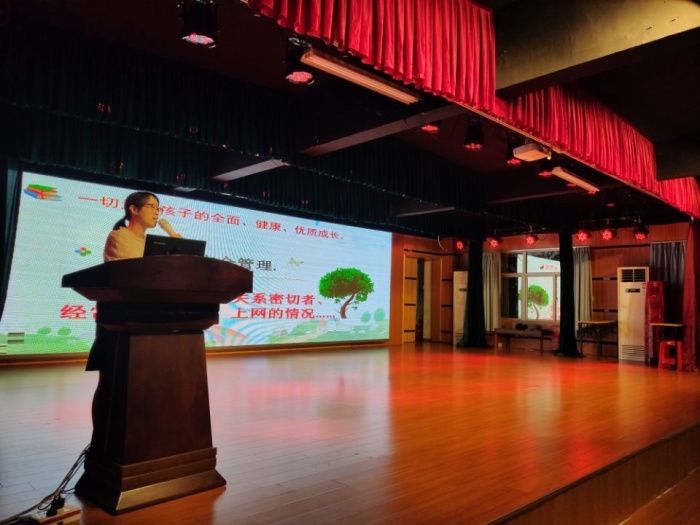 开发区第二小学召开毕业班招生入学政策解读会