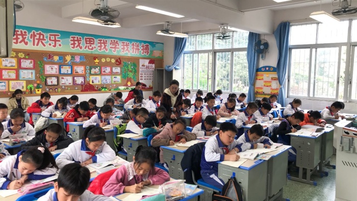 开发区教育指导中心对第二小学进行教学常规督导