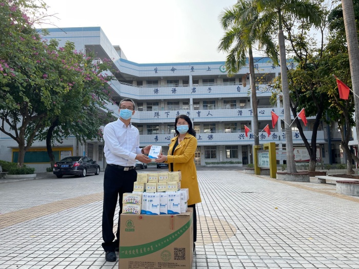 开发区领导到二小开展走访慰问