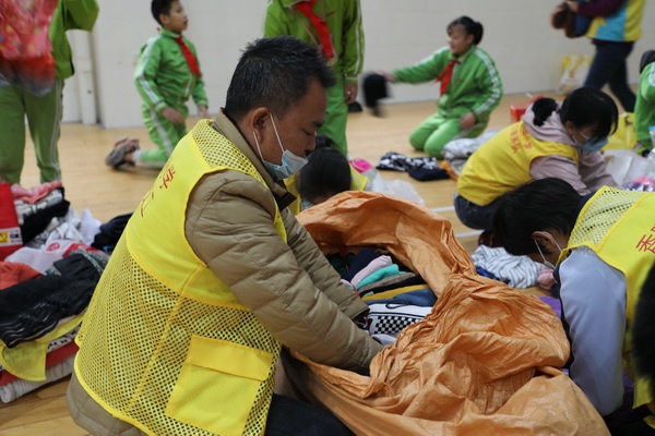 开发区香晖园小学举行“青年拾分爱——衣•物银行”旧物收集活动