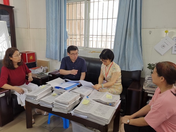 开发区教育事务指导中心对开发区中心小学进行 “五项管理”专项督导