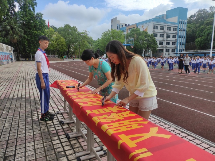 开发区第二小学举行“文明餐桌 拒绝浪费”活动启动仪式