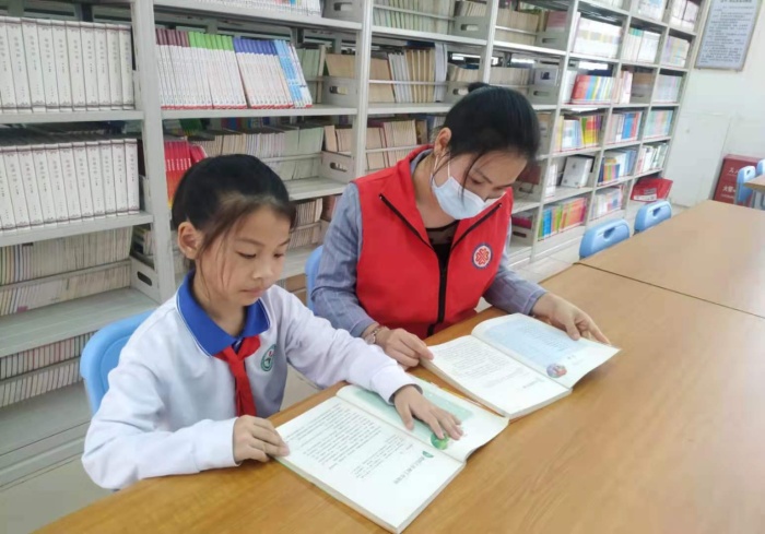 沐浴书香，共同成长，向党致敬 ——火炬开发区第二小学开展亲子阅读