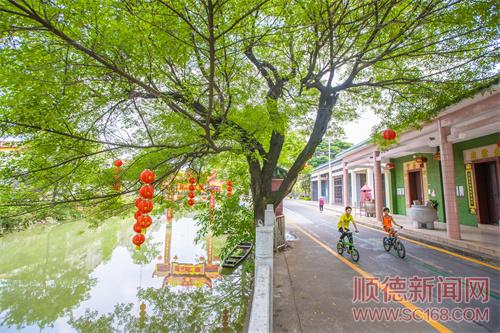 再现水清岸绿鱼翔浅底美景