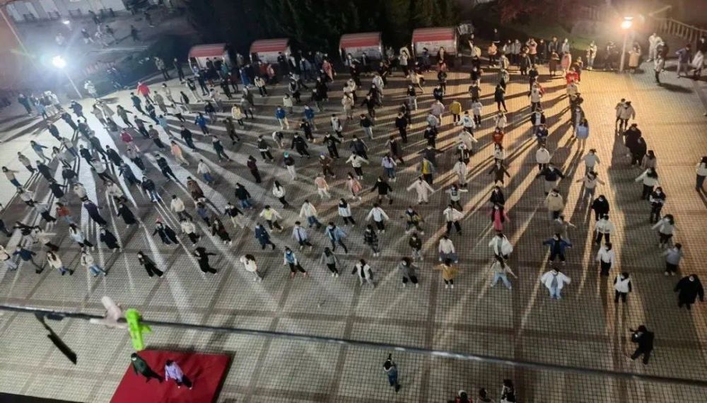 大连理工校园封闭 师生齐跳广场舞防疫健身两不误