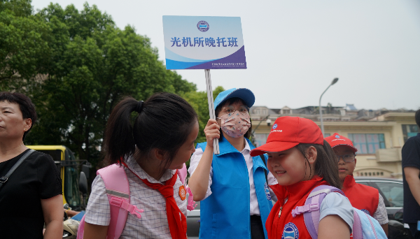 首个因“双减”被开除的老师，引发家长愤怒，口无遮拦的人真可怕