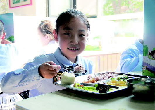 校校有食堂，让每位学生吃饱、吃好