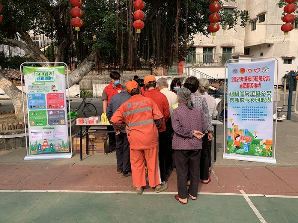 鼎湖区城管局开展“积极参与垃圾分类，携手共享文明鼎湖”垃圾分类宣传志愿活动（1）.jpg