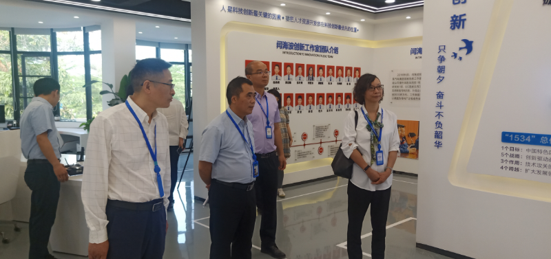 参观闫海波创新工作室.jpg