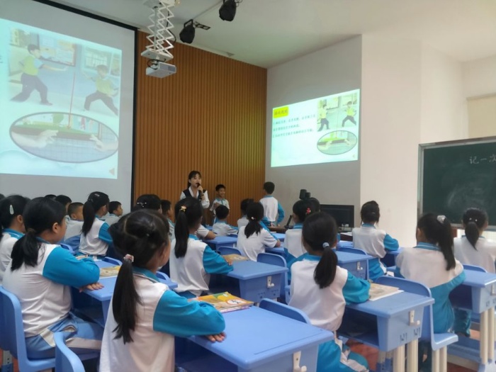 阳光雍小：深入解教材 课堂更精彩
