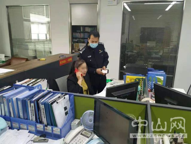 民警向事主了解情况.jpg
