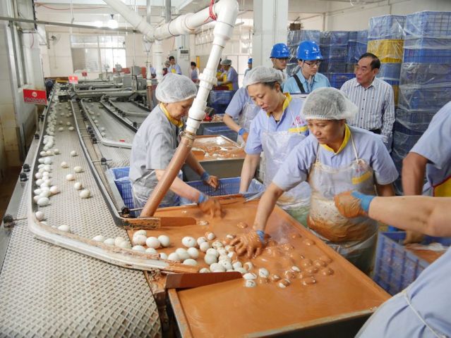 南方电网广东中山供电局黄圃分局工作人员到泰和公司车间了解咸蛋加工生产情况。陈世聪 摄_副本.jpg