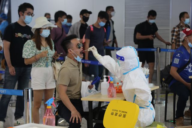 到港旅客配合进行免费落地核酸检测.jpg