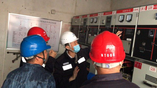 南头分局副总经理詹英华现场指导用户监控负荷数据.jpg