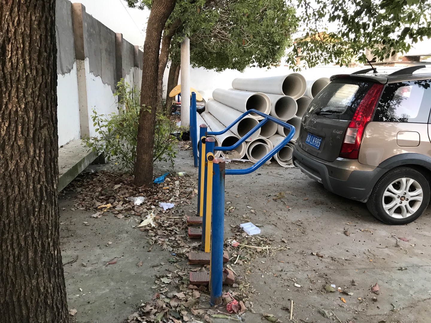 朝阳居委盐朝公路1446号（老年活动中心后）健身路径