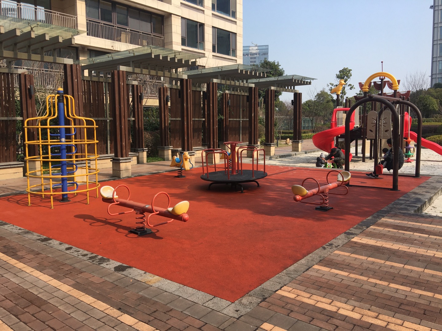 合景领峰小区5号楼南的老年康乐设施市民健身点