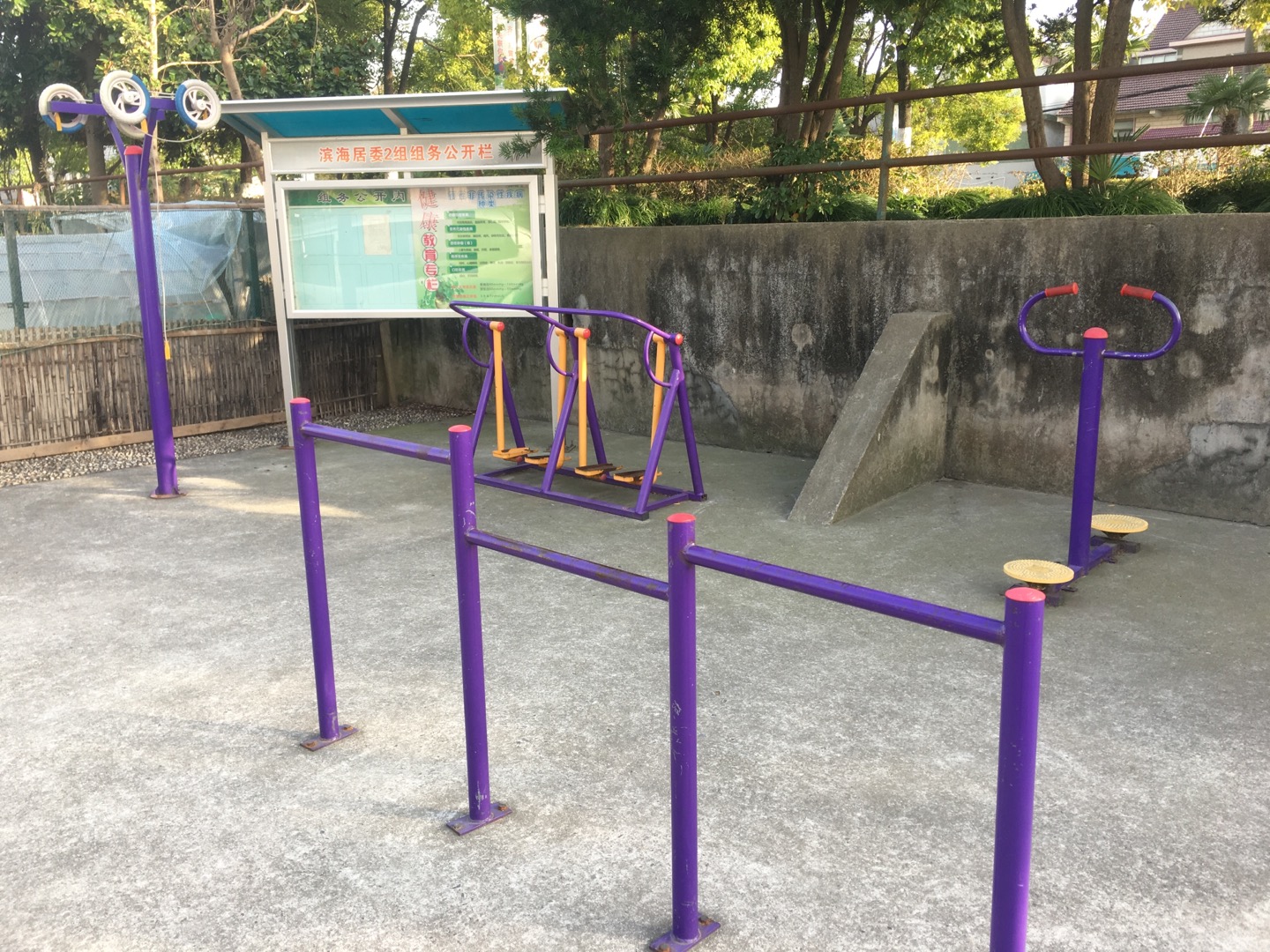 老港镇滨海居民委员会创业村健身苑点