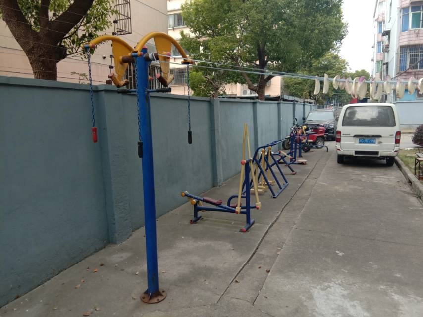 江镇居委皇冠小区82弄17号西健身路径
