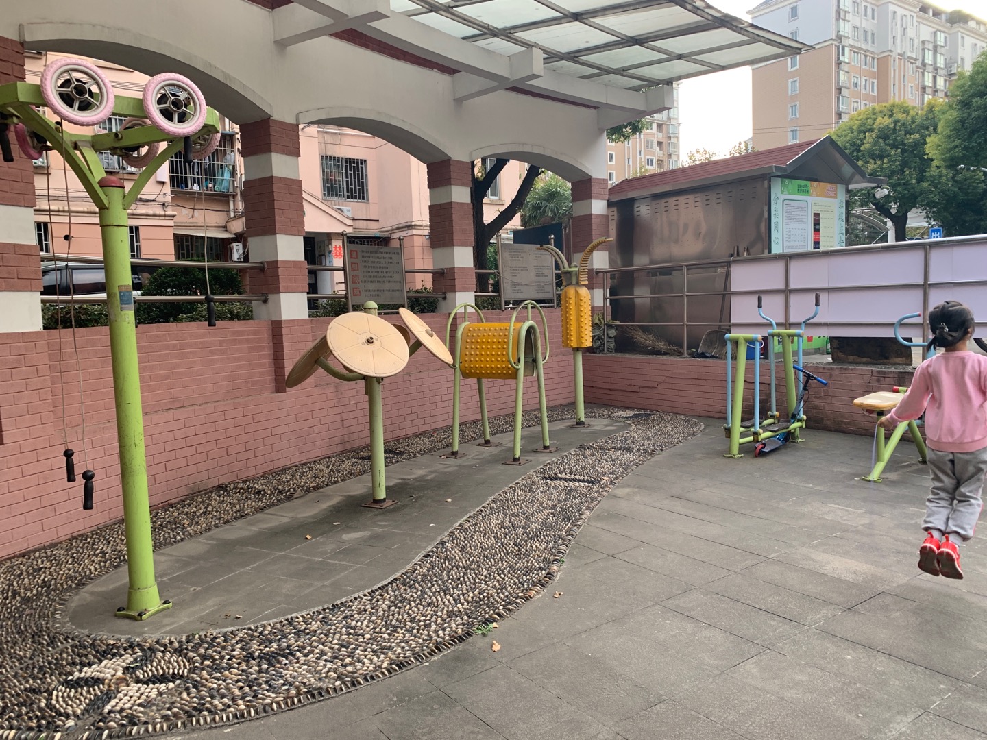 胶二居委市民益智健身苑点