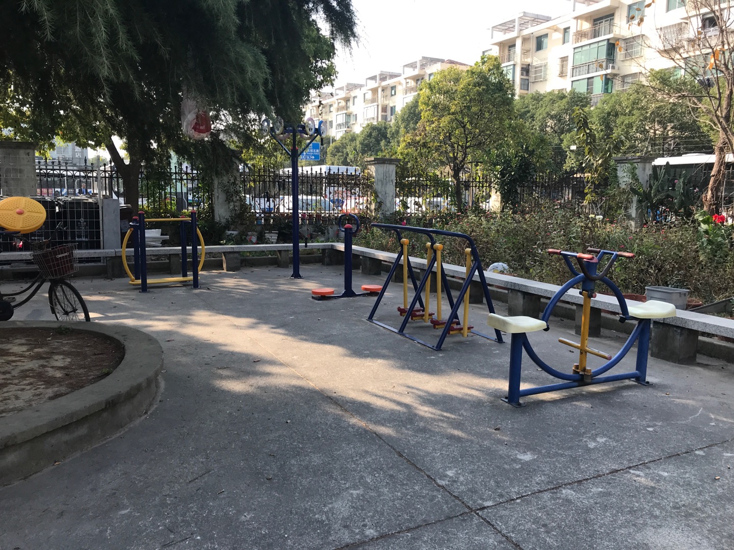 东港二居施湾三路1105弄38号对面垃圾房旁健身路径