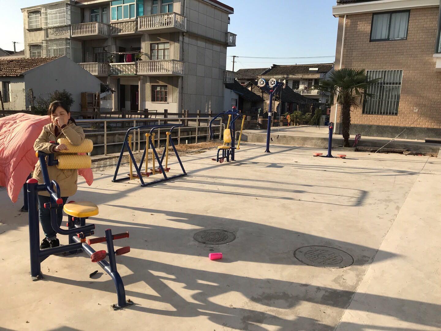 盐仓居委盐仓老街110弄1号旁健身路径