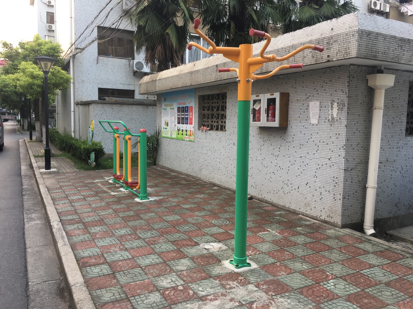 先锋公寓居委龙柏三村东小区健身点