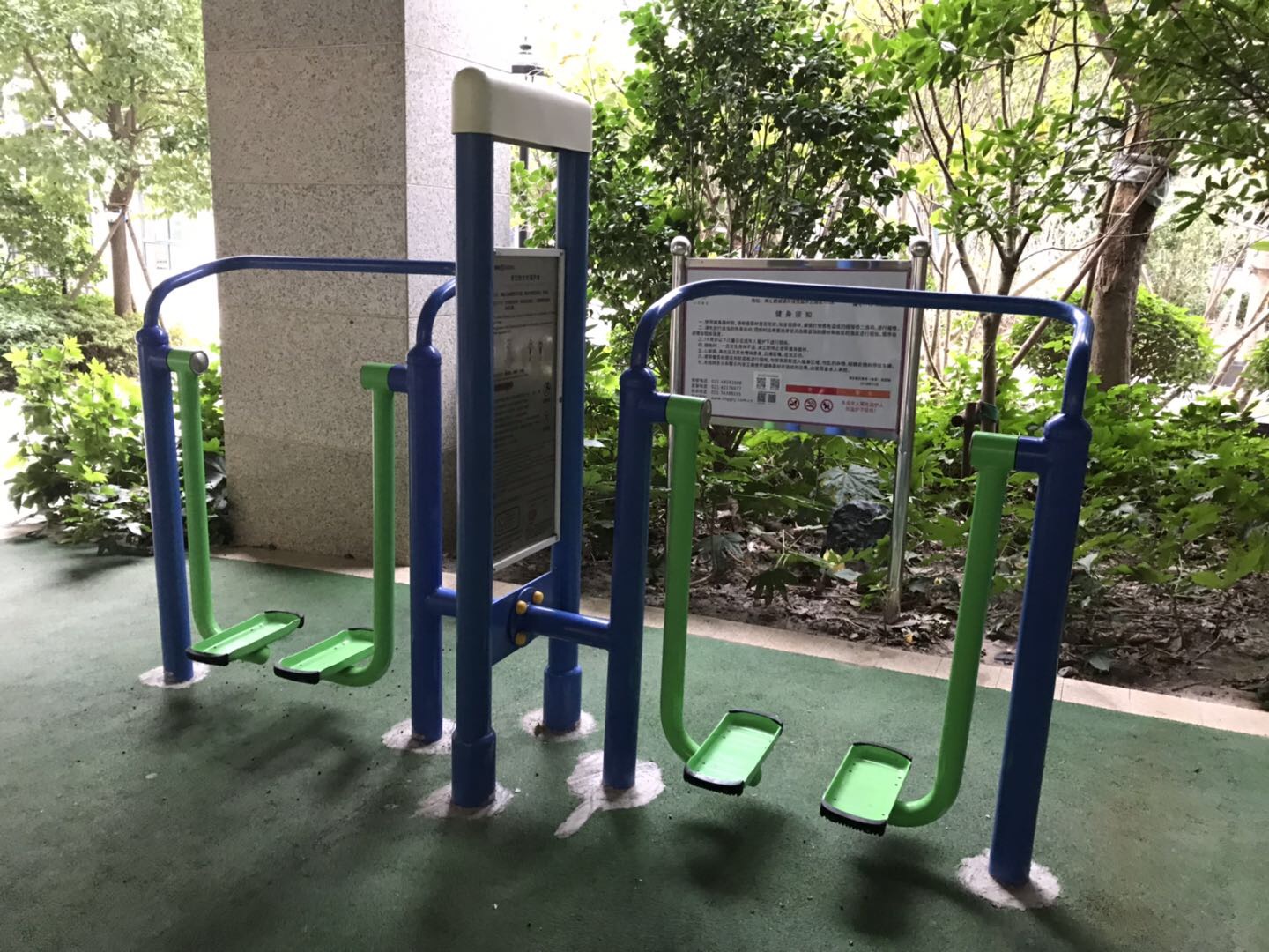 双立柱太空漫步器