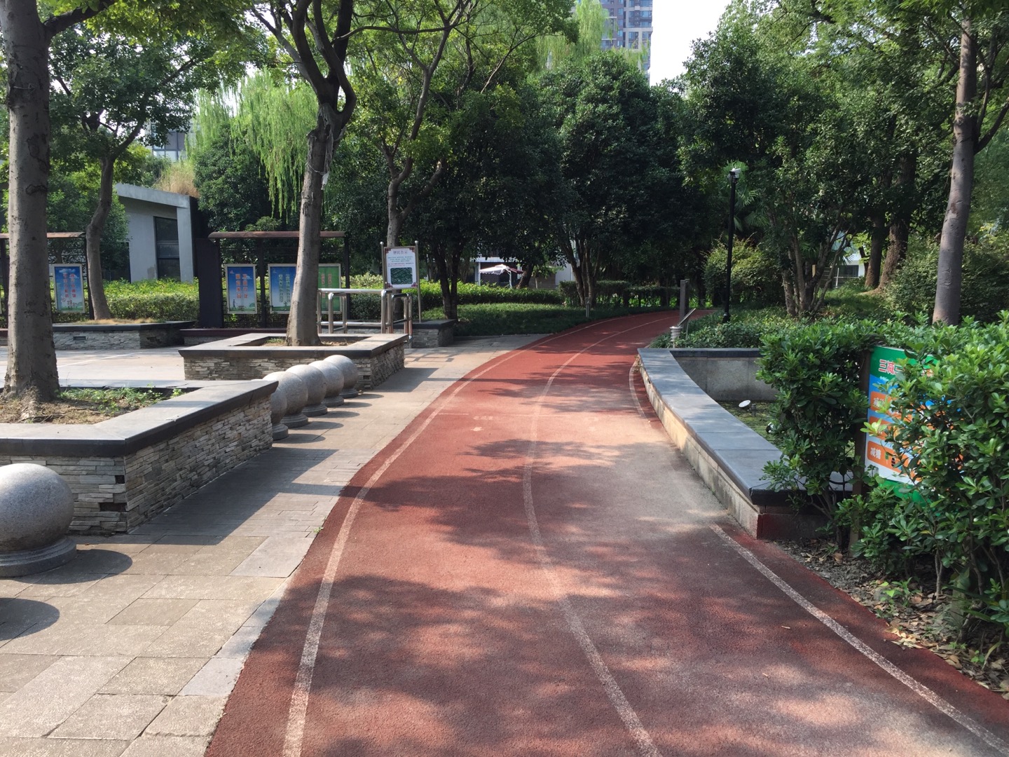 南翔镇高尔夫公园百姓健身步道    (西段）