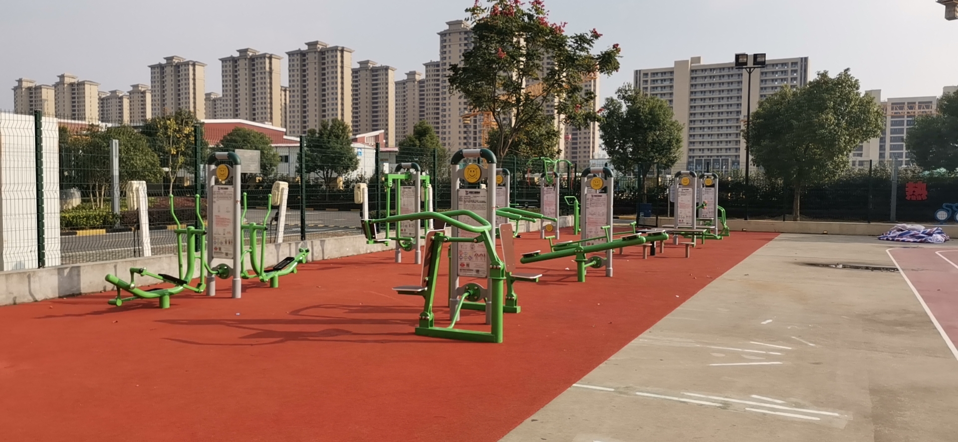 奉浦街道乐活青年公寓市民益智健身苑点