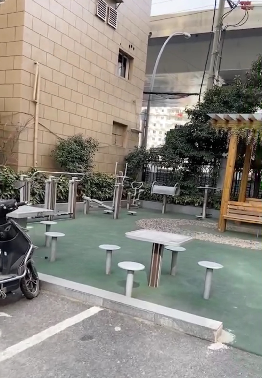  静安区北站街道三生里居委健身点（西藏北路225弄）