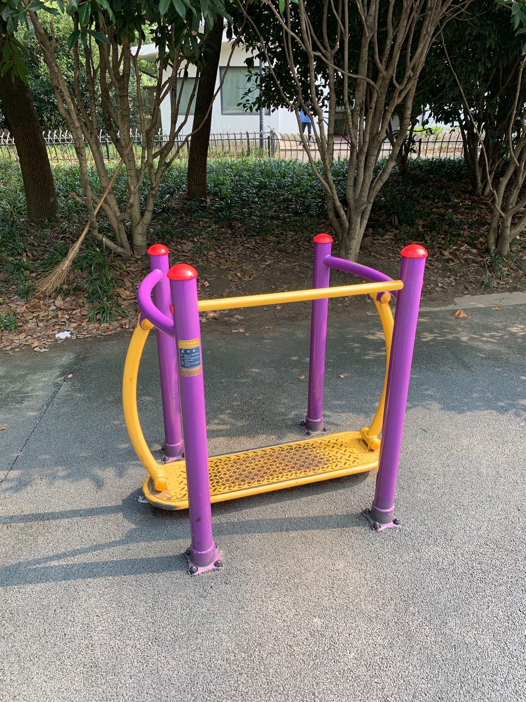 晃板健身器