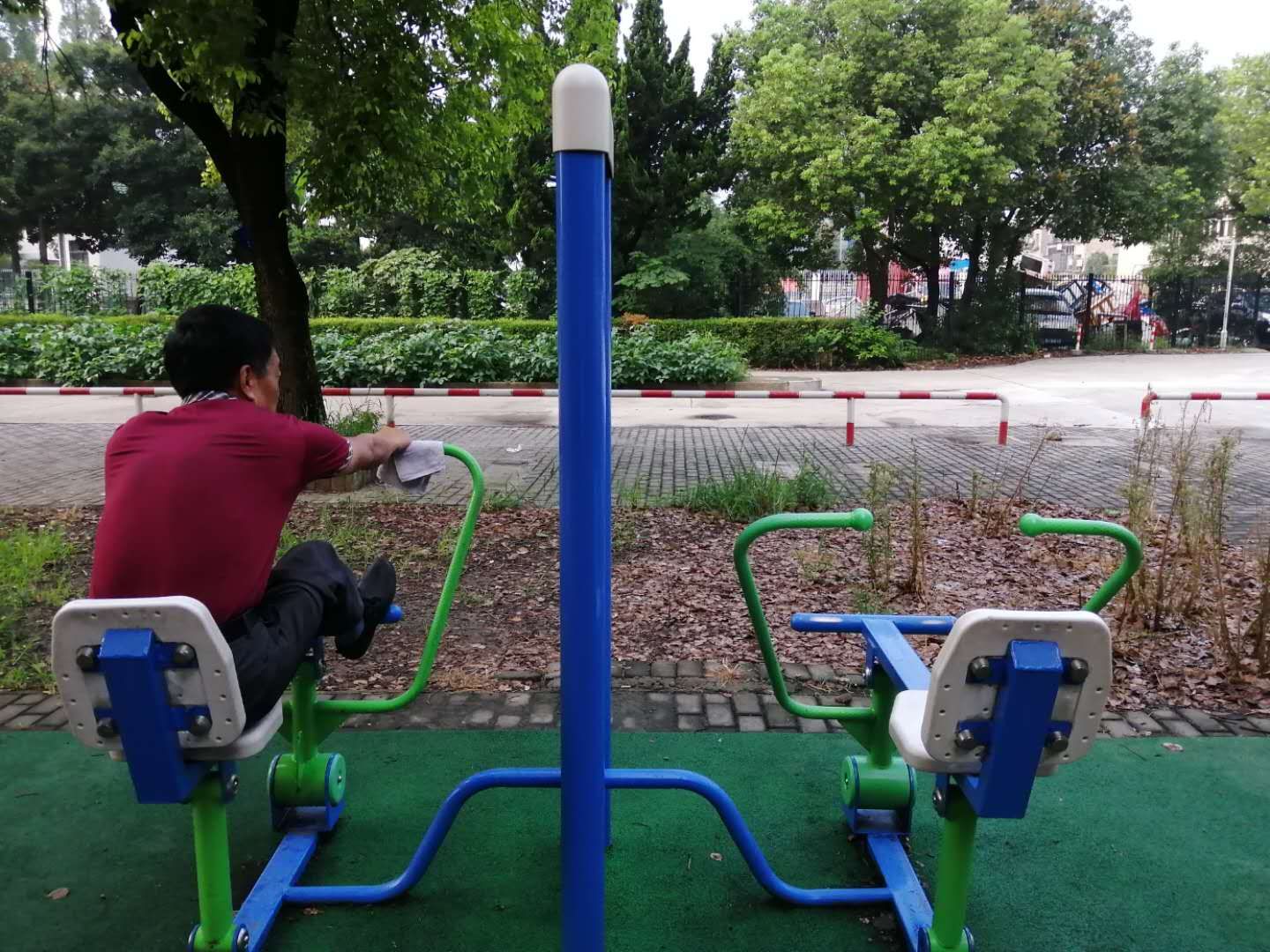 双立柱平推平拉训练器