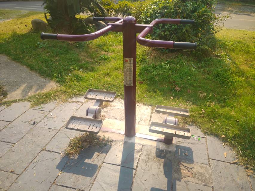 扭腰踏步机