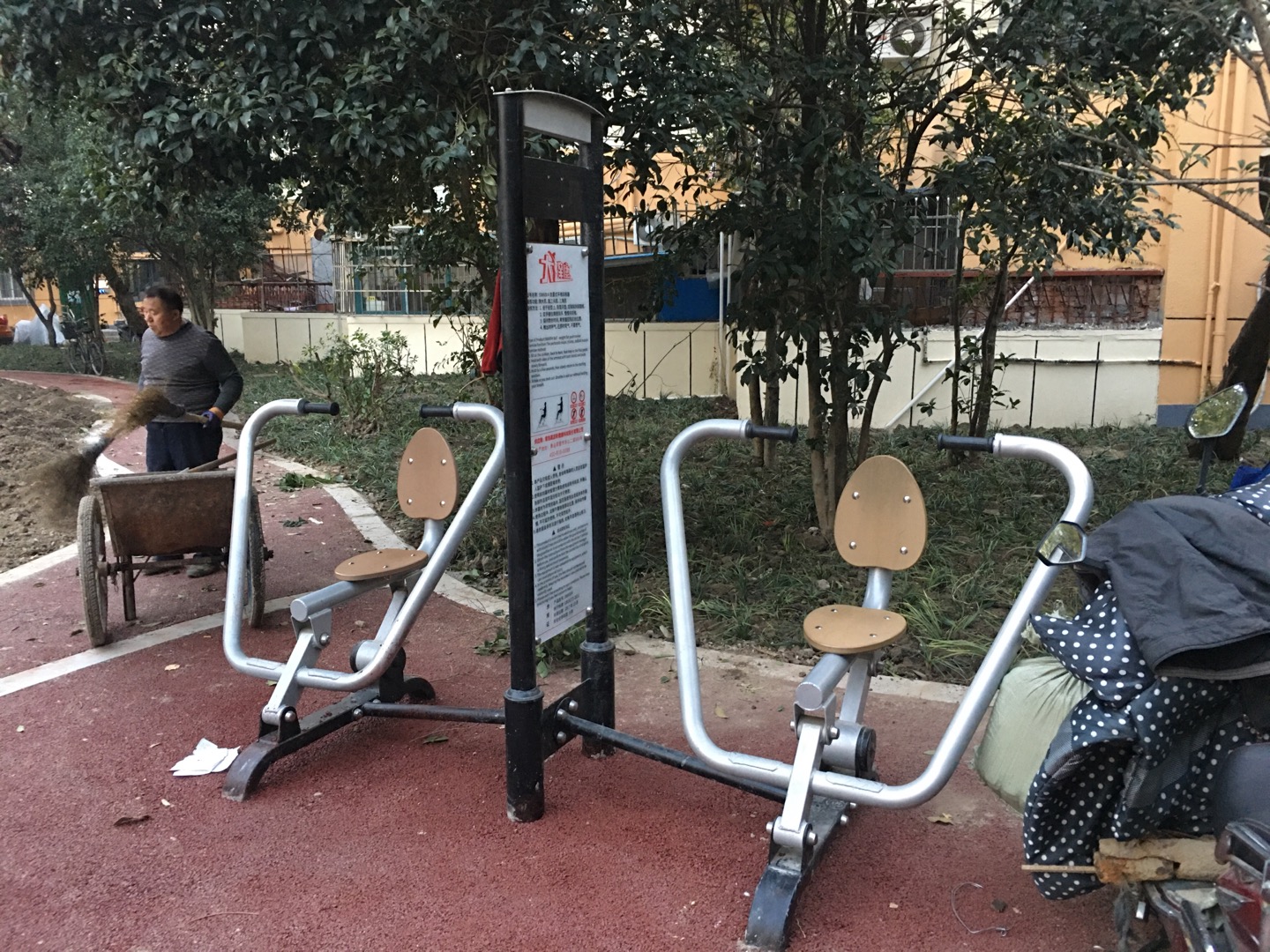 自重式平推训练器