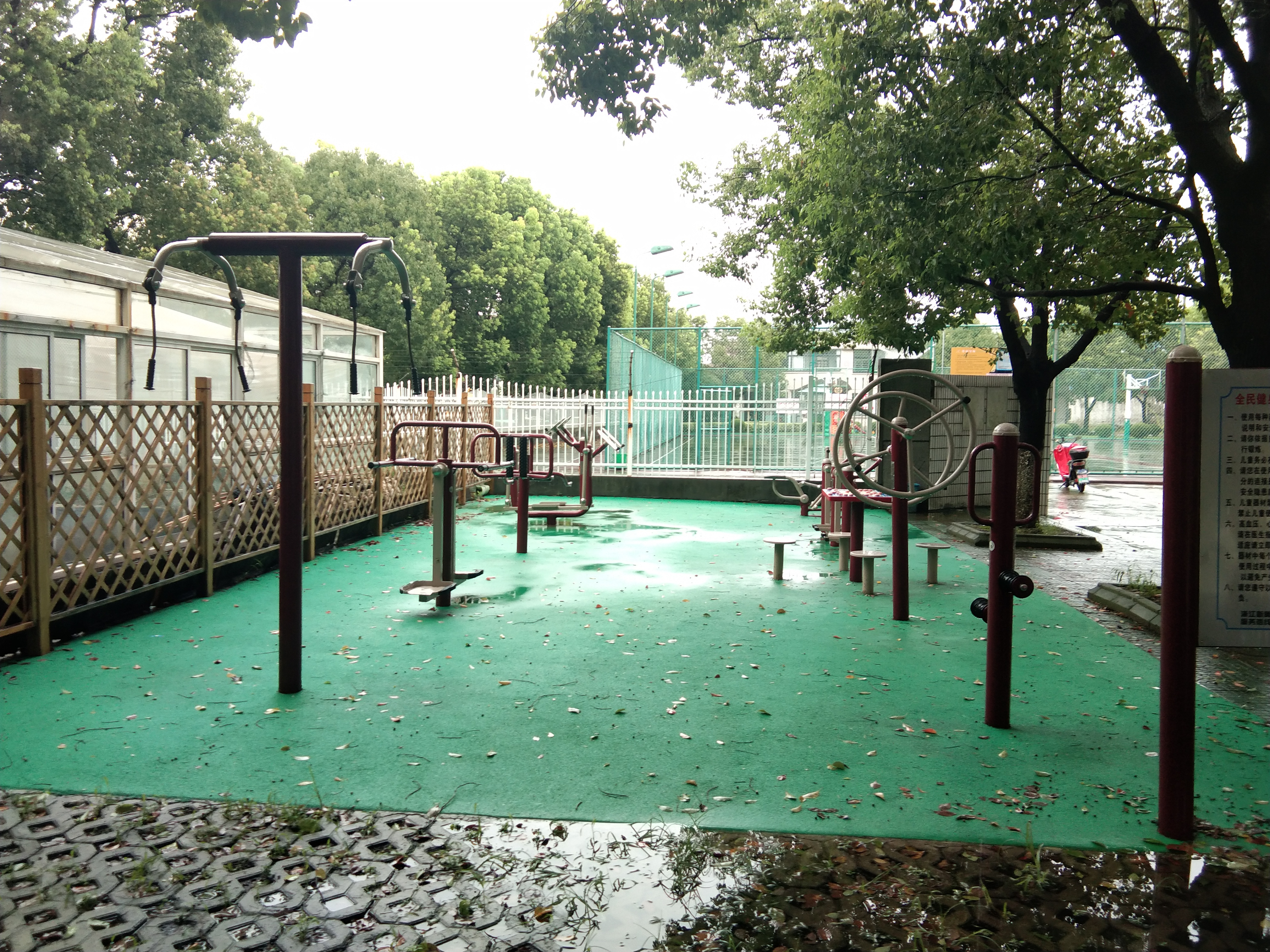 西岑居委会公共运动场健身点