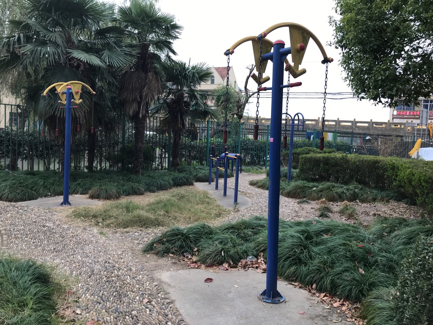 芦潮路龙吟小区健身苑点1