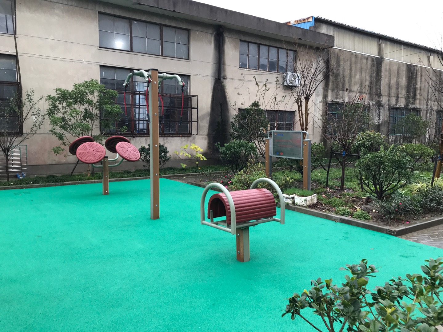 新寺村寺中路小公园市民益智健身点
