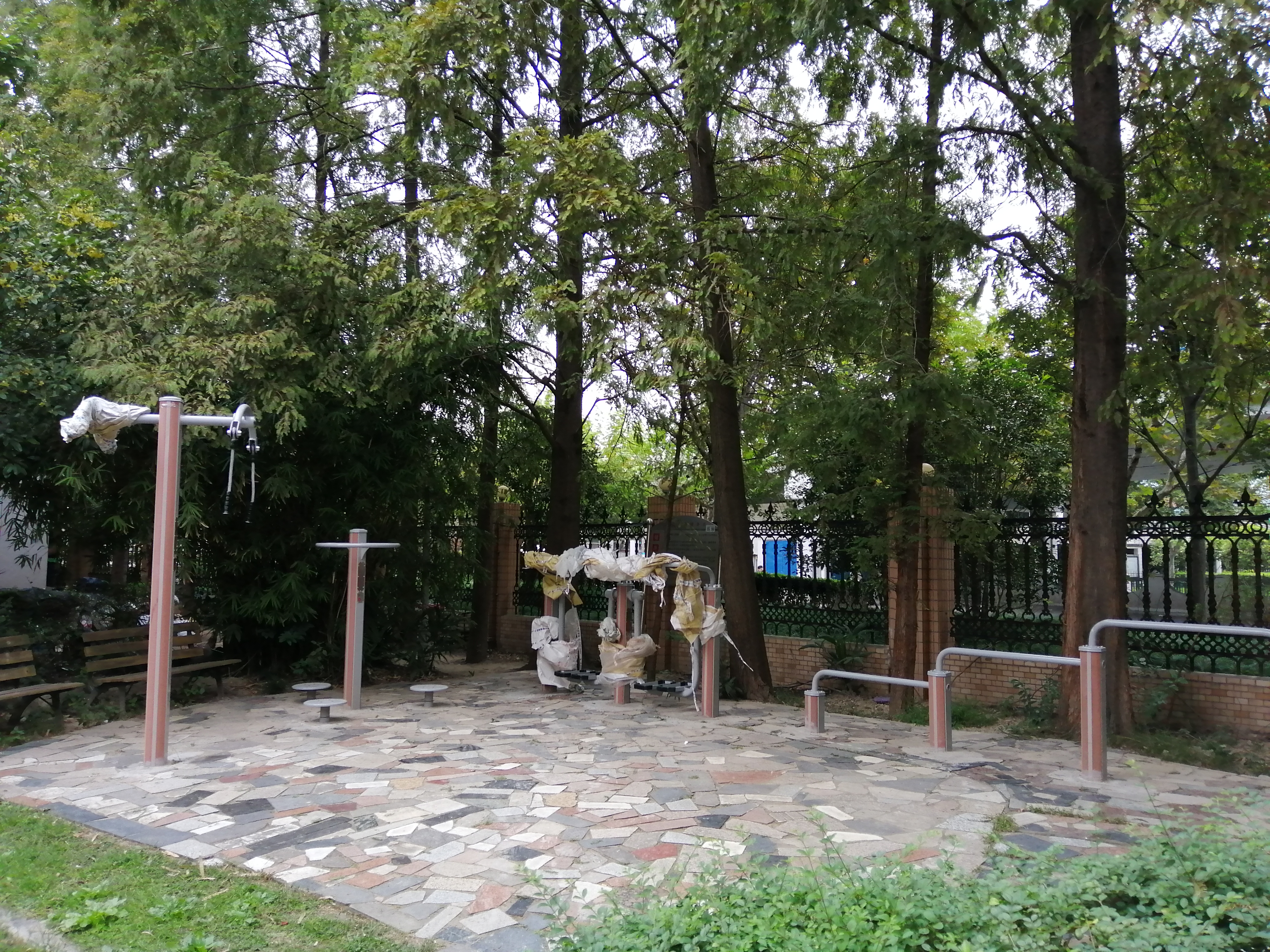 甘泉街道志丹苑小区自建健身苑点