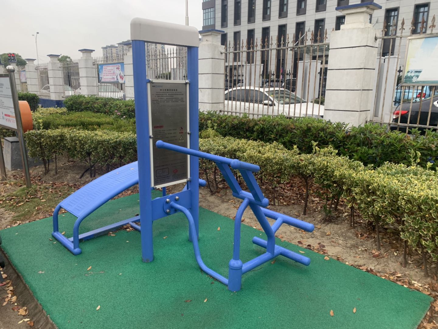 双立柱背部训练器